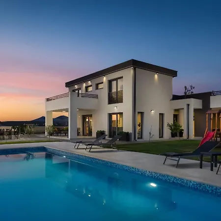 וילה Lacus In With Pool