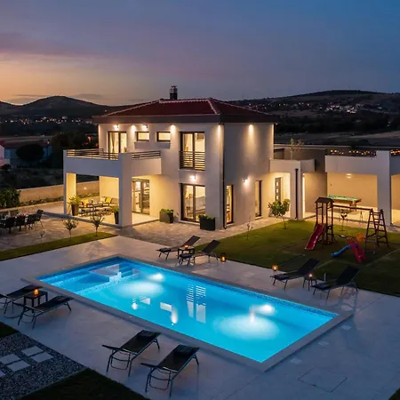 Lacus In With Pool *