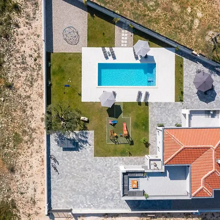 וילה Lacus In With Pool *