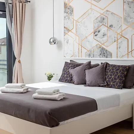 Lacus In With Pool *