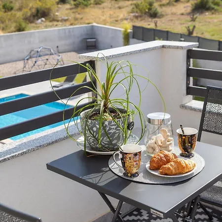 Lacus In With Pool *