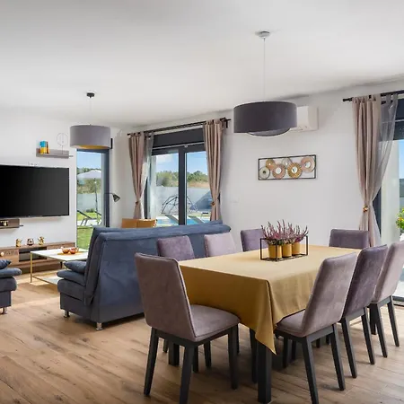 Lacus In With Pool Villa *