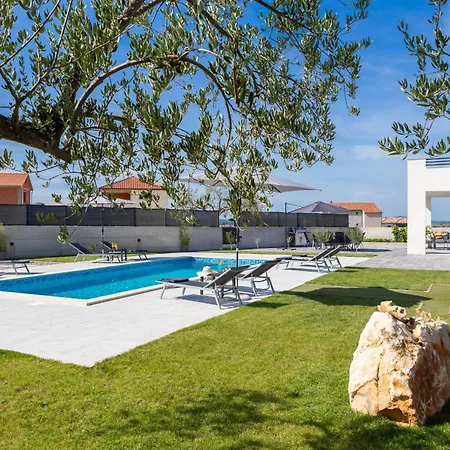 וילה Lacus In With Pool *