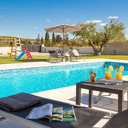 Villa Lacus In With Pool