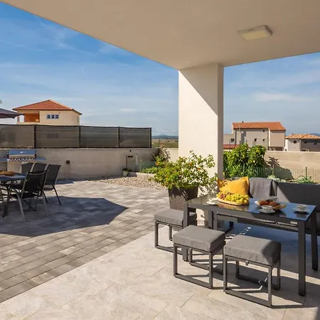 וילה Lacus In With Pool