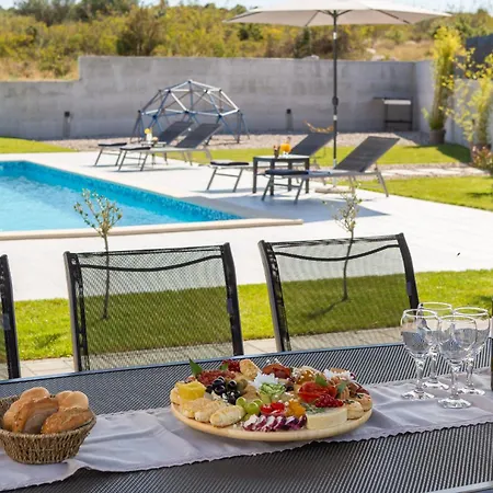 Lacus In With Pool Villa *