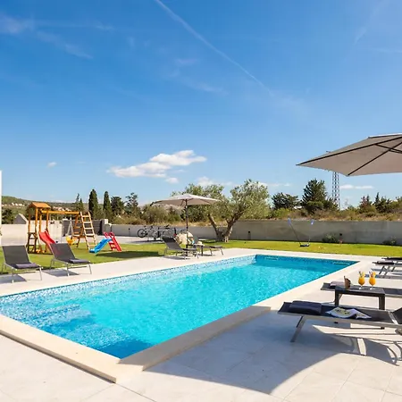 Lacus In With Pool *