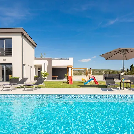 וילה Lacus In With Pool *