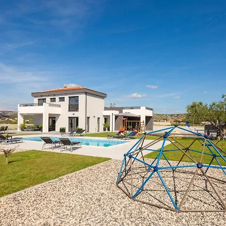 Lacus In With Pool *