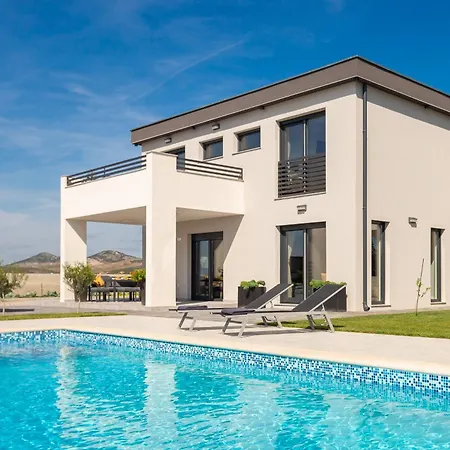 וילה Lacus In With Pool *