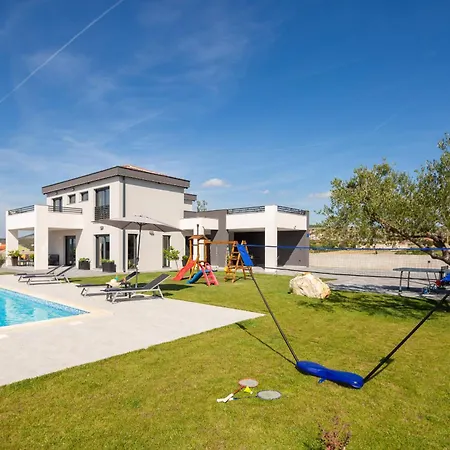 Lacus In With Pool *