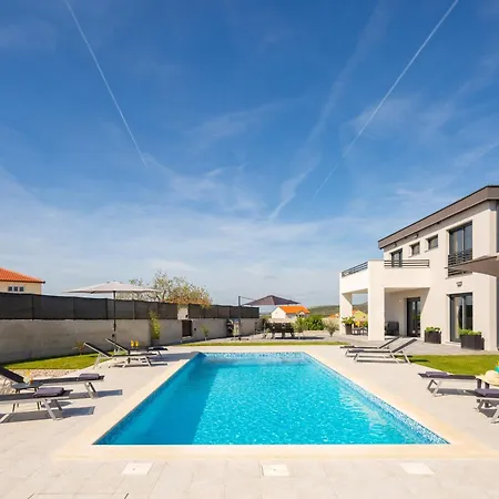 וילה Lacus In With Pool *