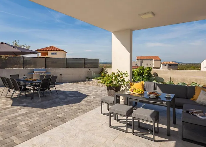וילה Lacus In With Pool