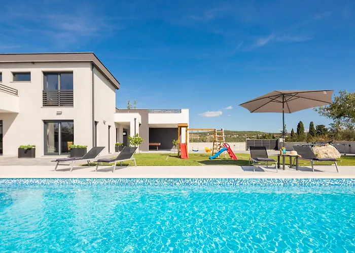 וילה Lacus In With Pool *