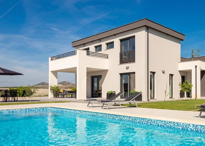וילה Lacus In With Pool *