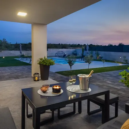 Lacus In With Pool Villa *