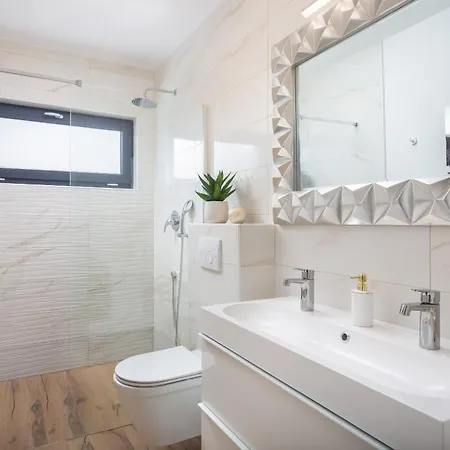 Lacus In With Pool Vrana (Zadar)