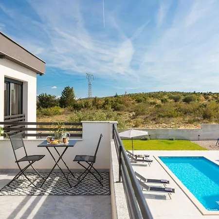 Lacus In With Pool Villa