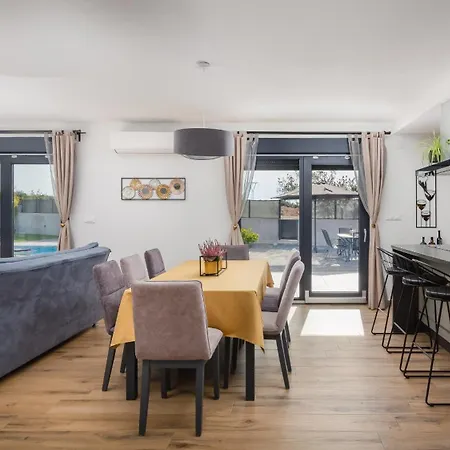 Lacus In With Pool *