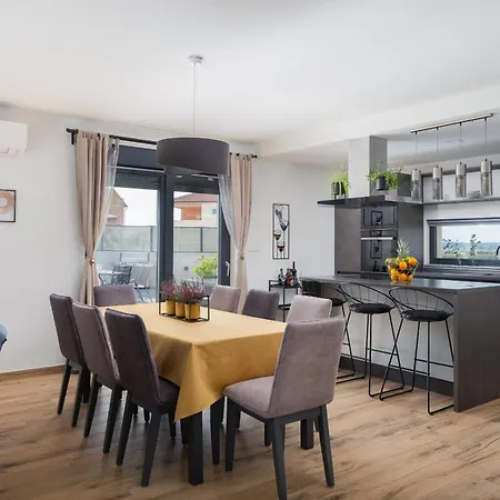 Lacus In With Pool Villa