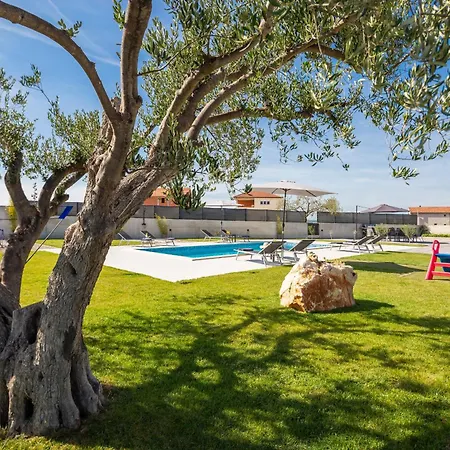 Villa Lacus In With Pool *