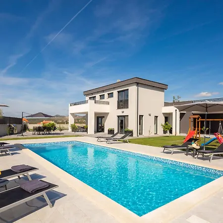 Lacus In With Pool Villa