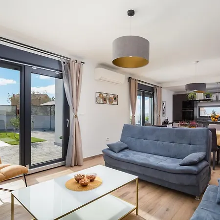 Villa Lacus In With Pool