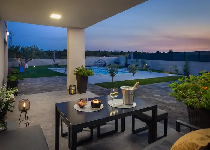 Lacus In With Pool Вилла *