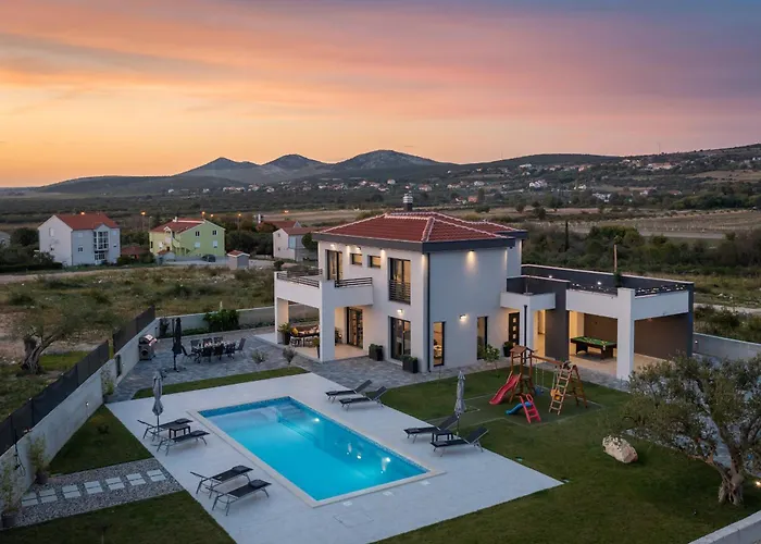 Lacus In With Pool Вилла