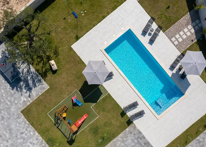 Lacus In With Pool