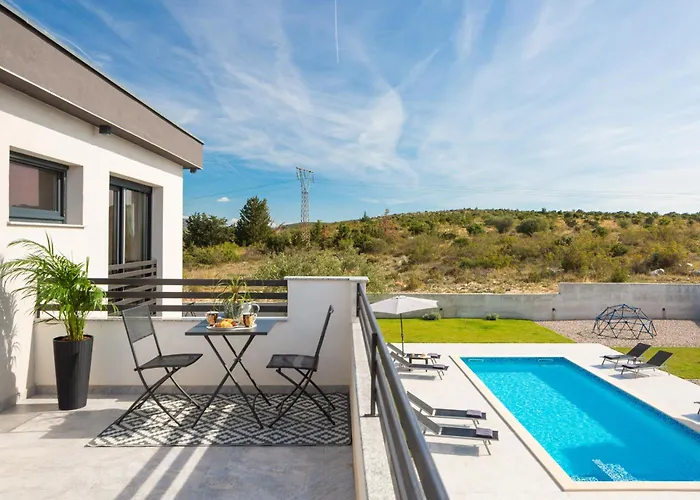 Lacus In With Pool Вилла