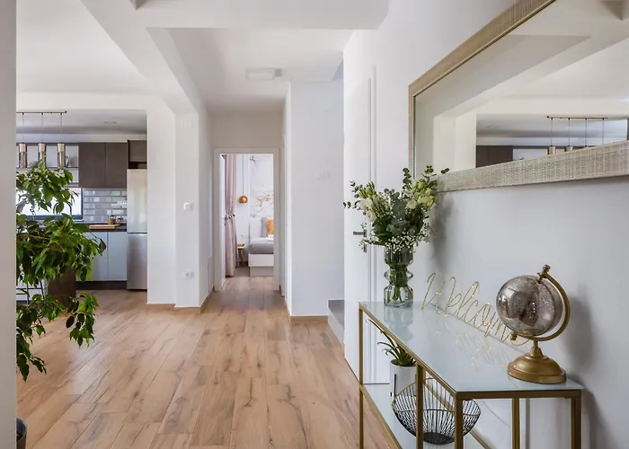 Lacus In With Pool Вилла