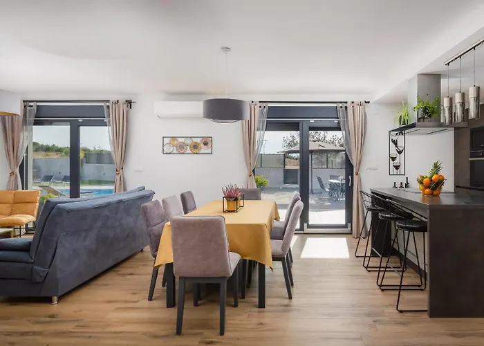 Lacus In With Pool *