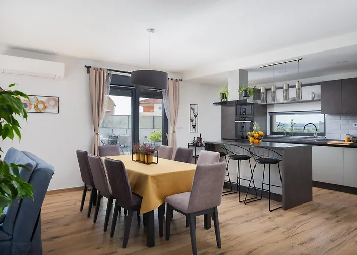 Lacus In With Pool Вилла