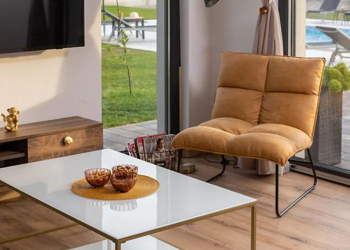 Lacus In With Pool Вилла