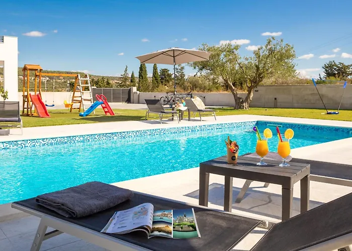 Вилла Lacus In With Pool