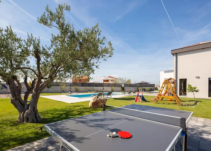 Lacus In With Pool Вилла