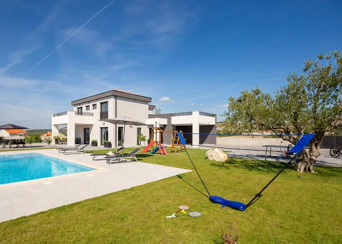 Lacus In With Pool *