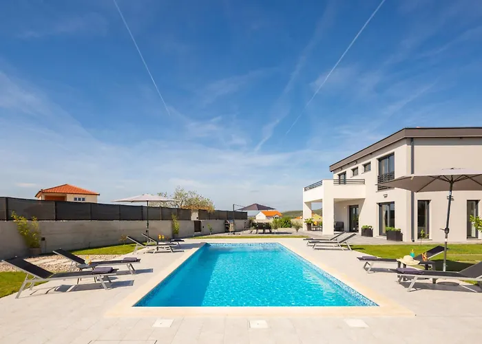 Вилла Lacus In With Pool *