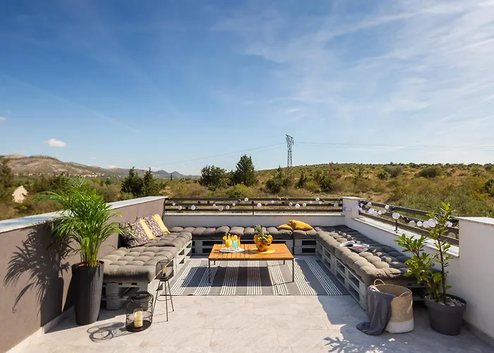 Lacus In With Pool Вилла